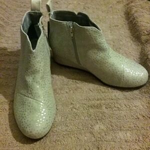 TOMS NWT Booties Gray Foil Dot Sz 5 Womens